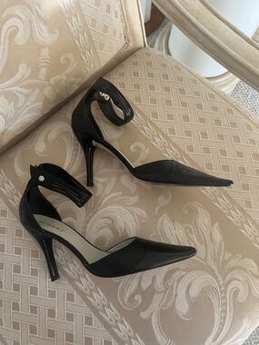 BCBG Girls Kalika Leather Sexy Black Pointed Toe Heel Ankle Snap Strap Size 8